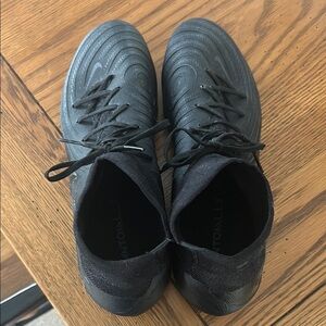 Nike Black Athletic Shoes Low-Top Minimalist Design/8